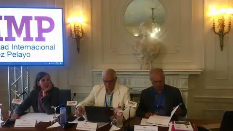 La rectora de la UIMP, Mari Luz Mor&aacute;n, el ministro de Asuntos Exteriores, Josep Borrel y el presidente del CFEME, Francisco Aldecoa
