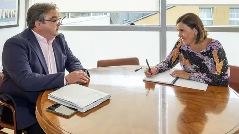 La consejera de Presidencia con el alcalde de Noja