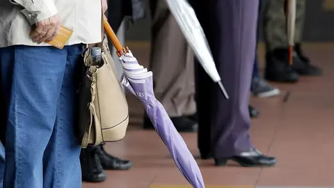 Varias comunidades sufren en Espa&ntilde;a los efectos de la gota fr&iacute;a. En otras, la lluvia hace que sea imprescindible salir de casa sin paraguas. 