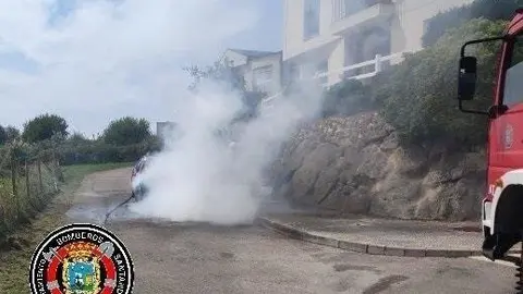 Bomberos Santander sofocan fuego en coche pr&oacute;ximo a viviendas en Arce