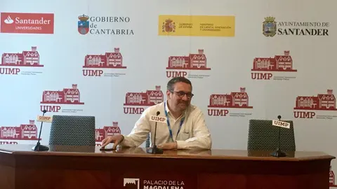 El escritor Luisg&eacute; Mart&iacute;n en la UIMP