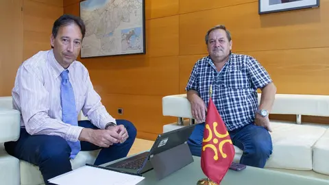 El consejero de Obras P&uacute;blicas, Ordenaci&oacute;n del Territorio y Urbanismo, Jos&eacute; Luis Gochicoa, recibe al alcalde de Tudanca, Manuel Grande.