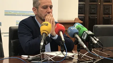 El portavoz del equipo de Gobierno (PP-Cs) del Ayuntamiento de Santander y concejal de Urbanismo, Javier Ceruti (Cs), en rueda de prensa
