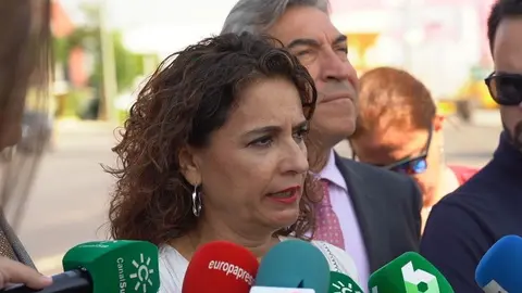 La ministra de Hacienda en funciones, Mar&iacute;a Jes&uacute;s Montero, atendiendo a la prensa despu&eacute;s de  visitar  la  Zona Franca del Puerto de Sevilla.