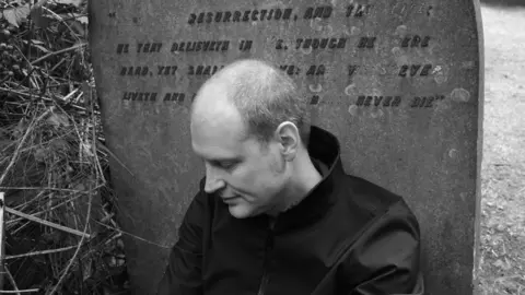 Jonathan Barnbrook es uno de los dise&ntilde;adores gr&aacute;ficos m&aacute;s importantes e influyentes de Gran Breta&ntilde;a