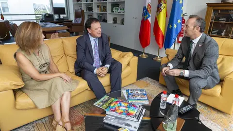 El consejero de Desarrollo Rural, Ganader&iacute;a, Pesca, Alimentaci&oacute;n y Medio Ambiente, Guillermo Blanco, se re&uacute;ne con el presidente de la Asociaci&oacute;n de Turismo Rural, Jes&uacute;s Blanco.