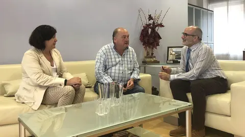 La gerente del SCS, Celia G&oacute;mez; el alcalde de Villacarriedo, &Aacute;ngel Sainz, y el consejero de Sanidad, Miguel Rodr&iacute;guez