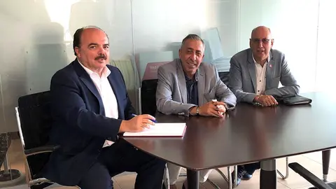 El director de la Agencia C&aacute;ntabra de Administraci&oacute;n Tributaria (ACAT), Carlos Rangel, y el alcalde de Miengo, Jos&eacute; Manuel Cabrero