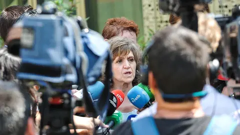 La ministra de Sanidad, Consumo y Bienestar Social en funciones, Mar&iacute;a Luisa Carcedo, atiende a los medios de comunicaci&oacute;n durante su visita a las instalaciones del Basque Culinary Center (BCC) en San Sebast&iacute;an.