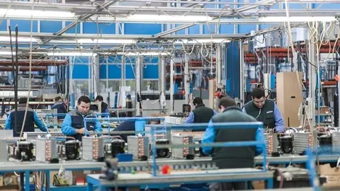 Obreros trabajando en una planta Industrial