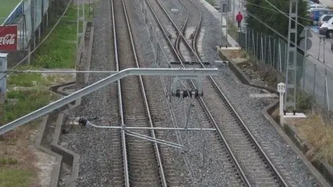 Tren, V&iacute;as, Catenaria