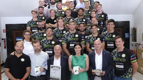 La alcaldesa de Santander en funciones, Gema Igual, recibe al Bathco tras su ascenso a Divisi&oacute;n de Honor