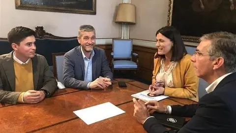 Imagen de la reuni&oacute;n del ahora concejal Javier Ceruti con la alcaldesa, Gema Igual, en junio