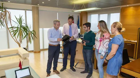 El consejero de Obras P&uacute;blicas con el alcalde de Guriezo