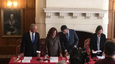 El presidente de Viesgo, Miguel Anto&ntilde;anzas, la acad&eacute;mica de la RAE, Aurora Egido, el subsecretario de ciencia, innovaci&oacute;n y universidades de la UIMP, Pablo Mart&iacute;n y la rectora de la UIMP, Mari Luz Mor&aacute;n