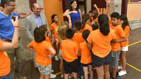 La alcaldesa de Santander, Gema Igual , visita uno de los colegios donde se celebra el Veranuco que finaliza hoy