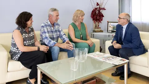 El consejero de Sanidad, Miguel Rodr&iacute;guez, recibe a la alcaldesa de Polanco, Rosa D&iacute;az