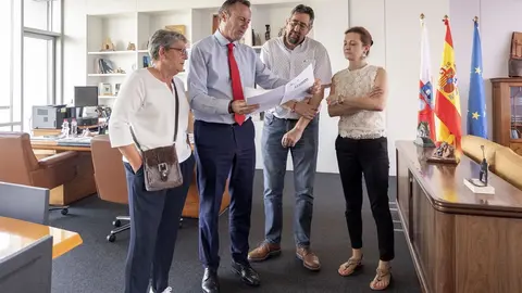 El consejero de Desarrollo Rural, Ganader&iacute;a, Pesca, Alimentaci&oacute;n y Medio Ambiente, Guillermo Blanco, recibe al alcalde de Los Corrales de Buelna, Luis Ignacio Argumosa.