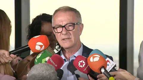 El ministro de Cultura y Deporte en funciones, Jos&eacute; Guirao, atiende a los medios de comunicaci&oacute;n, antes de su reuni&oacute;n con el presidente del Gobierno en funciones, Pedro S&aacute;nchez y representantes del mundo del deporte.