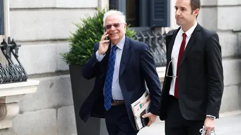 El ministro de Asuntos Exteriores y Uni&oacute;n Europea, Josep Borrell, a su llegada al Congreso de los Diputados para la segunda sesi&oacute;n del debate de investidura del candidato socialista a la Presidencia del Gobierno.