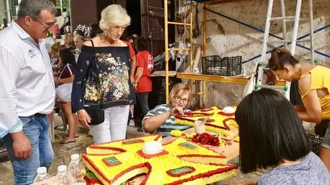 La consejera de Educaci&oacute;n, Formaci&oacute;n Profesional y Turismo, Marina Lomb&oacute;, visit&oacute; anoche los talleres de carrocistas y pe&ntilde;as que esta tarde participar&aacute;n en la 110 Batalla de Flores de Laredo, Fiesta de Inter&eacute;s Tur&iacute;stico Nacional.