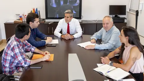 El vicepresidente regional, Pablo Zuloaga, se re&uacute;ne con la Uni&oacute;n de Estudiantes de Cantabria