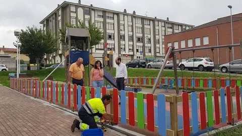 El Ayuntamiento de Torrelavega pone un vallado en el parque infantil junto al colegio de Tanos para mejorar su seguridad