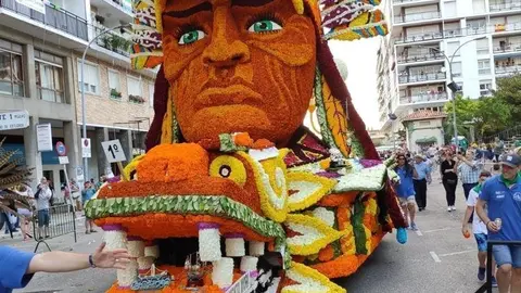 La carroza 'Mememto Mori' gana la Batalla de Flores de Laredo