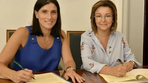 La alcaldesa de Santander, Gema Igual, y la presidenta de ARACCUA, Dolores Cuenca, firman el convenio
