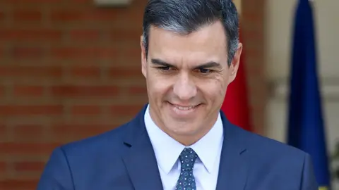 El presidente del Gobierno en funciones, Pedro S&aacute;nchez, sale a recibir en el Palacio de la Moncloa a la presidenta electa de la Comisi&oacute;n Europea.