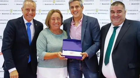 El vicepresidente de Cantabria, Pablo Zuloaga, junto a la ex directora general de Deportes, Gloria G&oacute;mez, una de las galardonadas