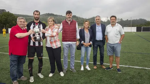 Entrega del trofeo al Escobedo