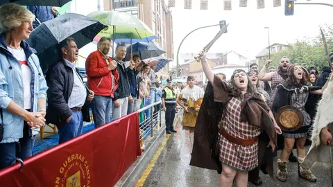El presidente de Cantabria, Miguel &Aacute;ngel Revilla, asiste al desfile de tribus y legiones que pone fin a las Guerras C&aacute;ntabras