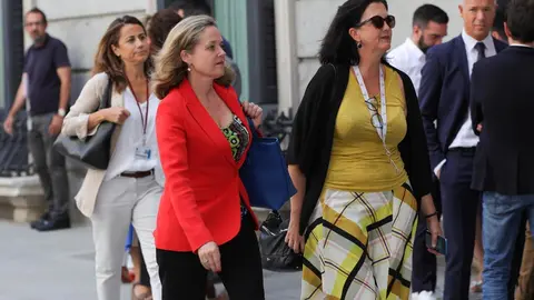 La ministra de Econom&iacute;a en funciones, Nadia Calvi&ntilde;o (2i), llega al Congreso de los Diputados, horas previas a la segunda votaci&oacute;n para la investidura del candidato socialista a la Presidencia del Gobierno.
