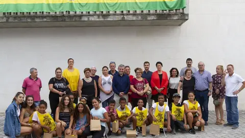 Recepci&oacute;n de la corporaci&oacute;n municipal de Bezana a los ni&ntilde;os y familias participantes en el Programa Vacaciones en Paz