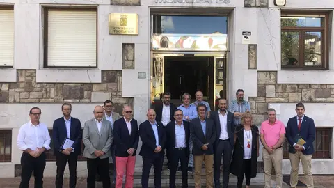 Reuni&oacute;n del consejero, Francisco Mart&iacute;n, y alcaldes y concejales del Besaya para conocer el estudio sobre la comarcalizaci&oacute;n del transporte