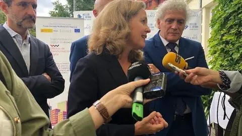 La ministra de Econom&iacute;a y Empresa, Nadia Calvi&ntilde;o, y el presidente de la Asociaci&oacute;n de Empresarios de Hosteler&iacute;a de Cantabria (AEHC), &Aacute;ngel Cuevas