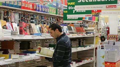 Cada familia gastar&aacute; una media de 108 euros en libros de texto por alumno, seg&uacute;n la OCU.