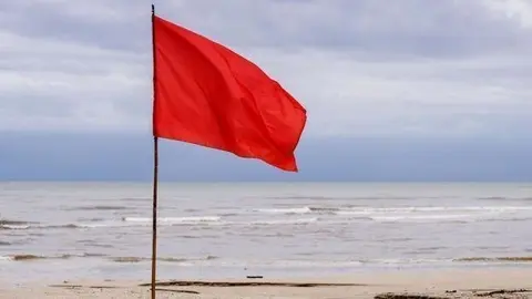 Bandera roja en una playa de La Manga.