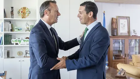 El consejero de Desarrollo Rural, Ganader&iacute;a, Pesca, Alimentaci&oacute;n y Medio Ambiente, Guillermo Blanco, recibe al alcalde de Val de San Vicente, Roberto Escobedo