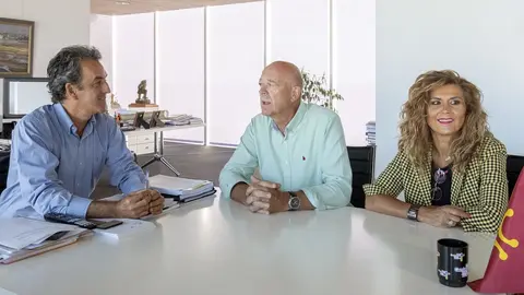 El consejero con representantes de CCOO