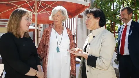 La consejera de Educaci&oacute;n y FP de Cantabria, Marina Lomb&oacute;, con la ministra del ramo, Isabel Cela&aacute;.