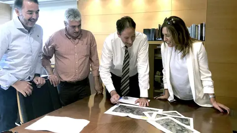 El consejero de Obras P&uacute;blicas, Ordenaci&oacute;n del Territorio y Urbanismo, Jos&eacute; Luis Gochicoa, recibe a la alcaldesa de Sol&oacute;rzano, Gema Perojo.