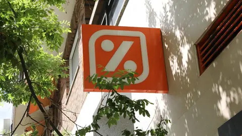 Anuncio en la calle de la presencia de un supermercado DIA. 