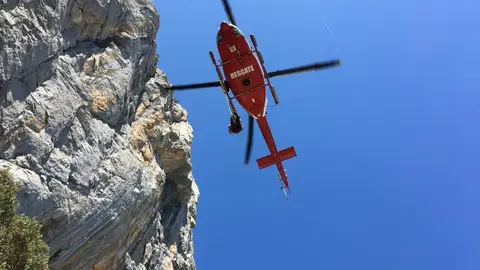 Rescate del helic&oacute;ptero del Gobierno de Cantabria a un escalador vasco en Cillorigo de Li&eacute;bana