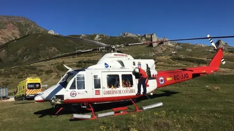 Helic&oacute;ptero 112 evacua a un motorista brit&aacute;nico herido al caer de la moto