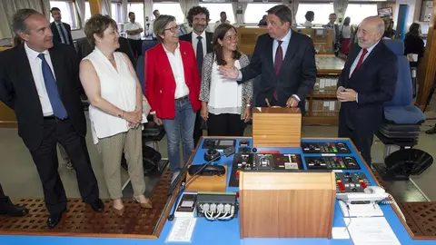 El ministro Luis Planas visita el buque 'Miguel Oliver' en A Coru&ntilde;a con la alcaldesa, In&eacute;s Rey; el delegado del Gobierno, Javier Losada; y la conselleira do Mar, Rosa Quintana