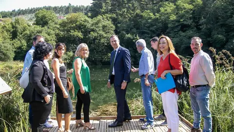 El consejero de Desarrollo Rural, Ganader&iacute;a, Pesca, Alimentaci&oacute;n y Medio Ambiente, Guillermo Blanco, y la alcaldesa de Polanco, Rosa D&iacute;az, entre otros, visitan  el ANEI del Pozo Trimeo