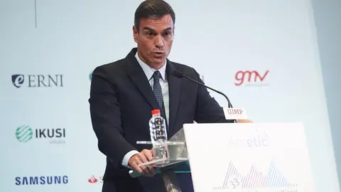 El presidente del Gobierno en funciones, Pedro S&aacute;nchez, durante su intervenci&oacute;n en el acto de clausura del 'Encuentro de la Econom&iacute;a Digital y las Telecomunicaciones' en la Universidad Internacional Men&eacute;ndez Pelayo (UIMP) de Santander  .