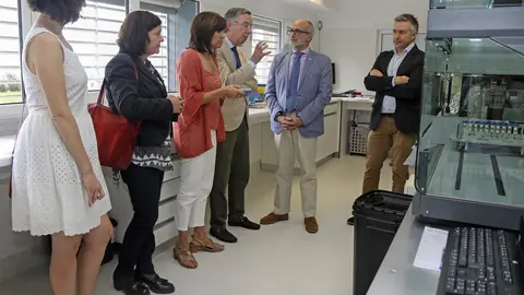 El consejero de Sanidad, Miguel Rodr&iacute;guez, visita las instalaciones del IDIVAL